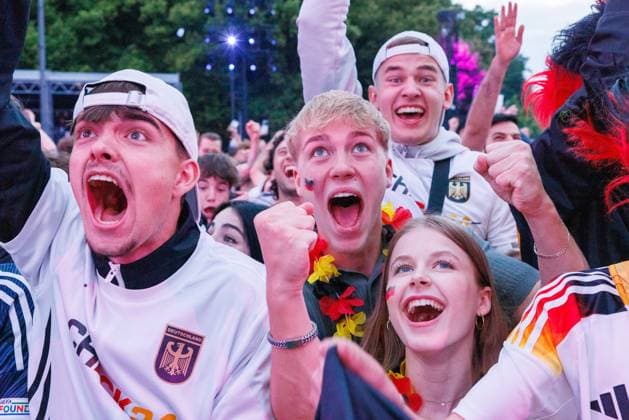 UEFA EURO, EM, Europameisterschaft,Fussball 2024; Deutschland - Schottland; Fan Zone Berlin Brandenburger Tor; 14.06.2024 Jubel zum 2:0 durch Jamal Musiala (Deutschland 10); Impressionen aus der Fan Zone am Brandenburger Tor in Berlin zum EM Eröffnungsspiel zwischen Deutschland - Schottland; UEFA Euro 2024; 14.06.2024 Copyright: xBEAUTIFULxSPORTS Hahnex