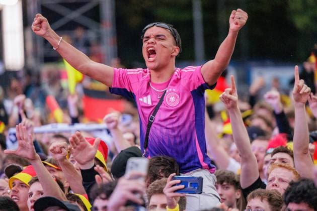 UEFA EURO, EM, Europameisterschaft,Fussball 2024; Deutschland - Schottland; Fan Zone Berlin Brandenburger Tor; 14.06.2024 Jubelnde Fans vor der Leinwand; Impressionen aus der Fan Zone am Brandenburger Tor in Berlin zum EM Eröffnungsspiel zwischen Deutschland - Schottland; UEFA Euro 2024; 14.06.2024 Copyright: xBEAUTIFULxSPORTS Hahnex