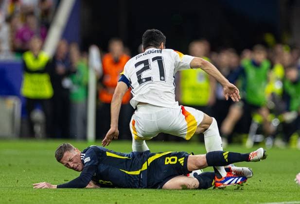 Football - UEFA EURO, EM, Europameisterschaft,Fussball 2024 - Group A - Germany v Scotland MUNICH, GERMANY - Friday, June 14, 2024: Scotland s Callum McGregor (L) challenges Germany s captain Ä°lkay GündoÄüan during the opening UEFA Euro 2024 match between Germany and Scotland at the Allianz Arena. (Photo by David Rawcliffe Propaganda) MUNICH Allianz Arena BAVARIA GERMANY  Copyright: xDavidxRawcliffex P2024-06-14-Germany_Scotland-87