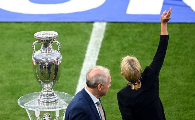 Fussball Euro 2024 Eroeffungsspiel Gruppe A 14.06.2024 Deutschland - Schottland Eroeffnungsfeier in der Arena in Muenchen; Heidi Beckenbauer gruesst in den Himmel Ihrem verstorbenem Mann Franz EM-Trophaee in die Arena in Muenchen