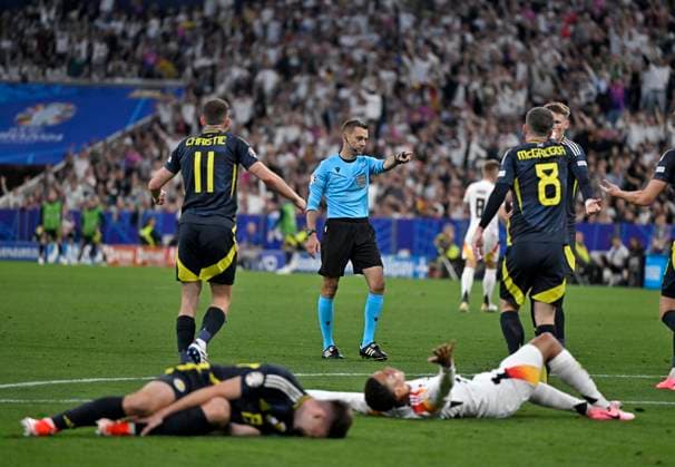 14.06.2024, Fussball UEFA EURO, EM, Europameisterschaft,Fussball 2024, Vorrunde, 1.Spieltag, Eröffnungsspiel Deutschland - Schottland, in der Fußball Arena München. Clement Turpin zeigt auf den Elfmeterpunkt