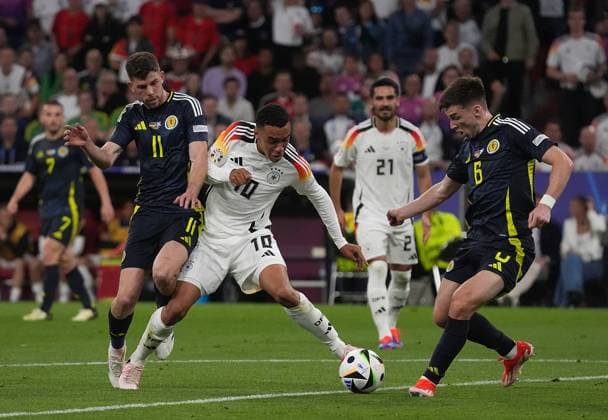 14.06.2024, Allianz-Arena, Munich, GER, EM UEFA 2024, Group A, Germany vs Scotland, im Bild Ryan Christie (Scottland 11) , Jamal Musiala (Germany 10) , Kieran Tierney (Scottland 6) Defodi-506_20240614_hbr_2049