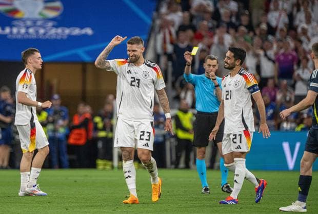Fussball, Herren, Saison 2023 24, Euro 2024 Gruppe A (1. Spieltag) in München, Deutschland - Schottland, Schiedsrichter Clement Turpin (FRA) zeigt Robert Andrich (Deutschland) die gelbe Karte, 14.06. 2024, Copyright: xMatthiasxKochx