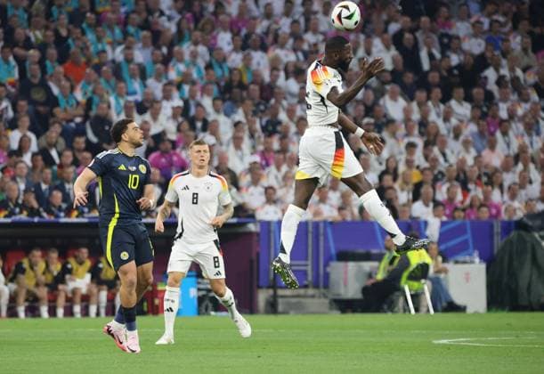 14.06.2024, Fussball, Herren, UEFA Europameisterschaft 2024, Eröffnungsspiel, Gruppe A, Deutschland - Schottland, Antonio Ruediger (Deutschland), Toni Kroos (Deutschland), Che Adams (Schottland) München Allianz Arena Bayern Deutschland (DE) Copyright: xSebastianxBachx