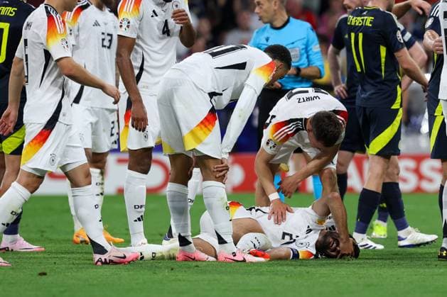 Sport Bilder des Tages Ilkay Guendogan 21 (Deutschland) liegt verletzt am Boden, Deutschland vs. Schottland, Fussball, UEFA EURO, EM, Europameisterschaft,Fussball 2024, Gruppenphase, 1. Spieltag, 14.06.2024 DFB regulations prohibit any use of photographs as image sequences and or quasi-video Muenchen Bayern Deutschland