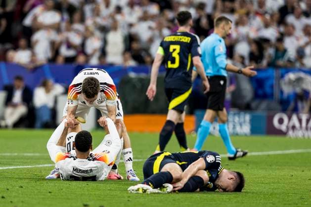 UEFA EURO 2024: Eröffnungsspiel Deutschland - Schottland; 14.06.2024 Florian Wirtz (Deutschland, 17) hilft Jamal Musiala (Deutschland, 10). UEFA EURO 2024: Eröffnungsspiel Deutschland - Schottland; Munich Football Arena, München am 14.06.2024 Copyright: xBEAUTIFULxSPORTS Wunderlx