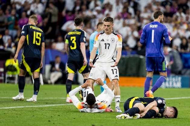 UEFA EURO 2024: Eröffnungsspiel Deutschland - Schottland; 14.06.2024 Florian Wirtz (Deutschland, 17) hilft Jamal Musiala (Deutschland, 10). UEFA EURO 2024: Eröffnungsspiel Deutschland - Schottland; Munich Football Arena, München am 14.06.2024 Copyright: xBEAUTIFULxSPORTS Wunderlx