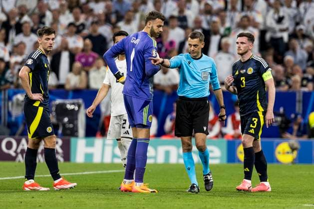 UEFA EURO 2024: Eröffnungsspiel Deutschland - Schottland; 14.06.2024 Schiedsricher Clement Turpin (FRA) gibt die Entscheidung bekannt. UEFA EURO 2024: Eröffnungsspiel Deutschland - Schottland; Munich Football Arena, München am 14.06.2024 Copyright: xBEAUTIFULxSPORTS Wunderlx