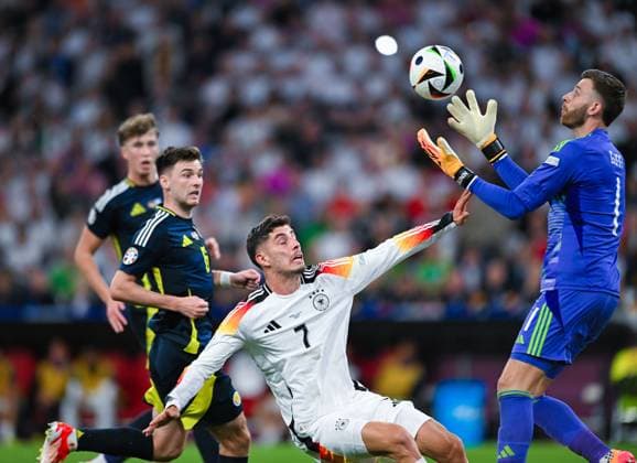 Kai Havertz (Germany) und Torwart Angus Gunn (Scotland) im Zweikampf, UEFA EURO, EM, Europameisterschaft,Fussball 2024 - Group A, Germany vs Scotland, Fussball Arena München am 14. June 2024 in München, Deutschland. (Foto von Silas Schueller DeFodi Images) Kai Havertz (Germany) und Torwart Angus Gunn (Scotland) battle for the ball, UEFA EURO 2024 - Group A, Germany vs Scotland, Munich Football Arena on June 14, 2024 in Munich, Germany. (Photo by Silas Schueller DeFodi Images) Defodi-0580992507st