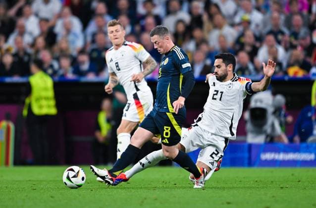 Callum McGregor (Scotland) und Ilkay Guendogan (Germany) im Zweikampf, UEFA EURO, EM, Europameisterschaft,Fussball 2024 - Group A, Germany vs Scotland, Fussball Arena München am 14. June 2024 in München, Deutschland. (Foto von Silas Schueller DeFodi Images) Callum McGregor (Scotland) und Ilkay Guendogan (Germany) battle for the ball, UEFA EURO 2024 - Group A, Germany vs Scotland, Munich Football Arena on June 14, 2024 in Munich, Germany. (Photo by Silas Schueller DeFodi Images) Defodi-0580992927st