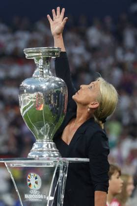 EM 2024: Deutschland - Schottland am 14.06.2024 in der Allianz Arena in München Heidi Beckenbauer bringt den EM Pokal ins Stadion und mit Grüßen in den Himmel zu ihrem Franz