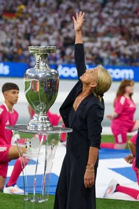 Heidi Beckenbauer schaut in den Himmel und winkt Franz Beckenbauer, Deutschland vs. Schottland, Fussball, UEFA EURO, EM, Europameisterschaft,Fussball 2024, Gruppenphase, 1. Spieltag, 14.06.2024 DFB regulations prohibit any use of photographs as image sequences and or quasi-video Muenchen Bayern Deutschland