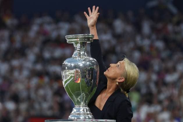 Sport Themen der Woche KW24 Sport Bilder des Tages EM 2024: Deutschland - Schottland am 14.06.2024 in der Allianz Arena in München Heidi Beckenbauer bringt den EM Pokal ins Stadion und mit Grüßen in den Himmel zu ihrem Franz *** EM 2024 Germany Scotland on 14 06 2024 at the Allianz Arena in Munich Heidi Beckenbauer brings the European Championship trophy into the stadium and sends greetings to her Franz in the sky MH