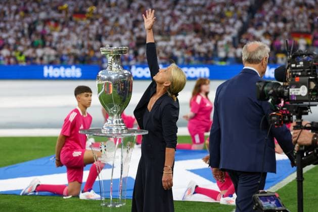 Heidi Beckenbauer schaut in den Himmel und winkt Franz Beckenbauer, Deutschland vs. Schottland, Fussball, UEFA EURO, EM, Europameisterschaft,Fussball 2024, Gruppenphase, 1. Spieltag, 14.06.2024 DFB regulations prohibit any use of photographs as image sequences and or quasi-video Muenchen Bayern Deutschland