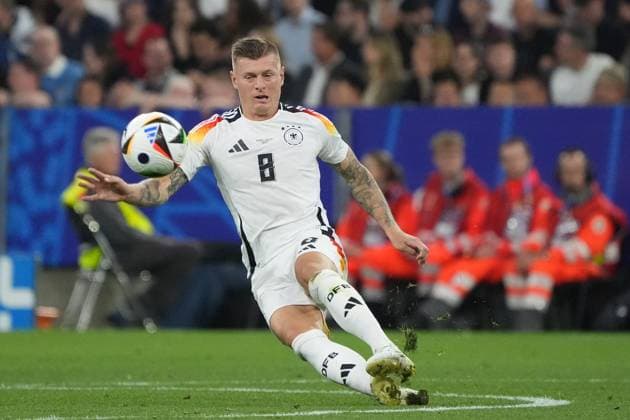 Toni Kroos (Deutschland Germany, 08) rutscht bei der Flanke weg - München 14.06.2024: Deutschland vs. Schottland, EURO2024 Eröffnungsspiel, Gruppe A, EM-Arena München