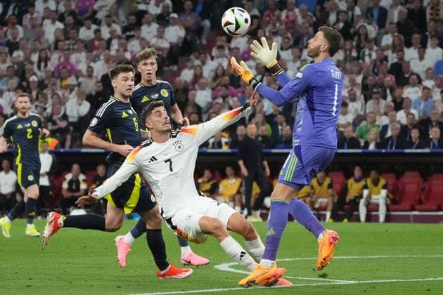 Kai Havertz (Deutschland Germany, 07) stösst mit Torwart Goalie Angus Gunn (Schottland, Scotland, 01) zusammen - München 14.06.2024: Deutschland vs. Schottland, EURO2024 Eröffnungsspiel, Gruppe A, EM-Arena München