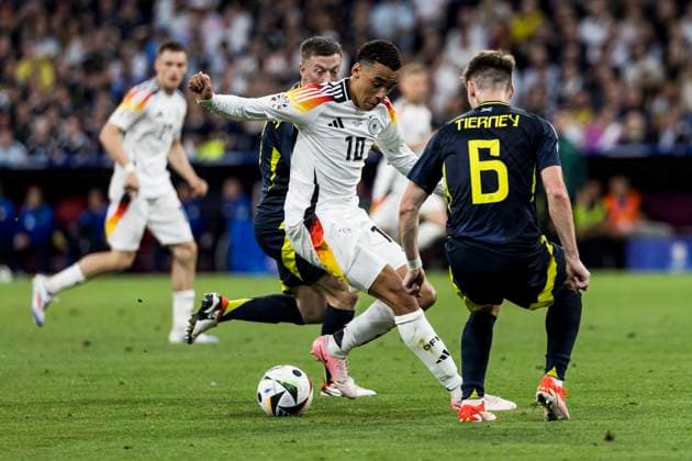 UEFA EURO 2024: Eröffnungsspiel Deutschland - Schottland; 14.06.2024 Jamal Musiala (Deutschland, 10) im Zweikampf mit Kieran Tierney (Schottland, 6). UEFA EURO 2024: Eröffnungsspiel Deutschland - Schottland; Munich Football Arena, München am 14.06.2024 Copyright: xBEAUTIFULxSPORTS Wunderlx