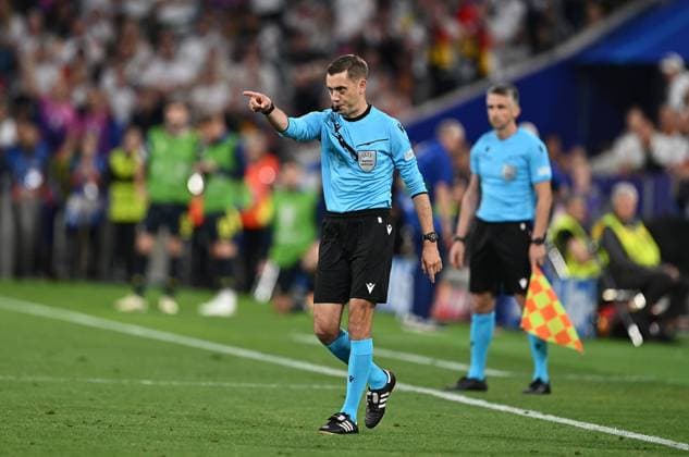 14.06.2024, xscotx, Fussball EM 2024, Deutschland - Schottland, emspor, v.l. Schiedsrichter Clement Turpin (Frankreich) Videobeweis, Video Schiedsrichter, Videoreferee, Videorichter Elfmeter, Strafstoss, Elfmeterschiessen München