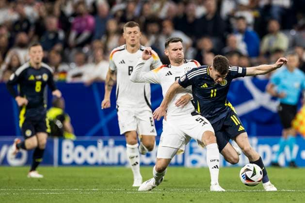 UEFA EURO 2024: Eröffnungsspiel Deutschland - Schottland; 14.06.2024 Pascal Groß (Deutschland, 5) im Zweikampf mit Ryan Christie (Schottland, 11). UEFA EURO 2024: Eröffnungsspiel Deutschland - Schottland; Munich Football Arena, München am 14.06.2024 Copyright: xBEAUTIFULxSPORTS Wunderlx