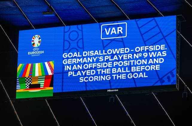 Fussball, Herren, Saison 2023 24, Euro 2024 Gruppe A (1. Spieltag) in München, Deutschland - Schottland, auf der Anzeigetafel wird erklärt, warum der VAR das vermeintliche Tor zum 5:0 durch Niclas Füllkrug (Deutschland) aberkannt hat, 14.06. 2024, Copyright: xMatthiasxKochx