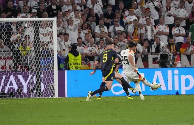 14.06.2024, Allianz-Arena, Munich, GER, EM UEFA 2024, Group A, Germany vs Scotland, im Bild Emre Can (Germany 25) erzielt das Tor zum 5:1. Defodi-506_20240614_hbr_5027