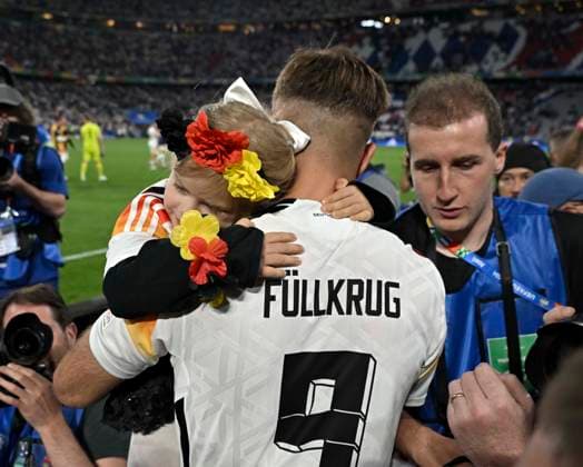 14.06.2024, Fussball UEFA EURO, EM, Europameisterschaft,Fussball 2024, Vorrunde, 1.Spieltag, Eröffnungsspiel Deutschland - Schottland, in der Fußball Arena München. Niclas Füllkrug (Deutschland) mit seiner Tochter