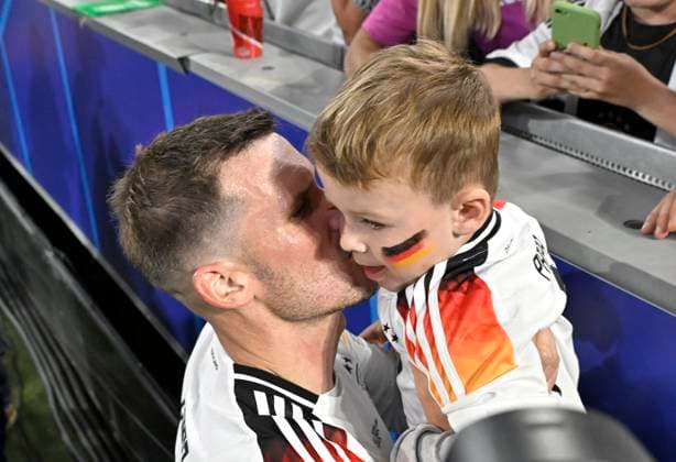 14.06.2024, Fussball UEFA EURO, EM, Europameisterschaft,Fussball 2024, Vorrunde, 1.Spieltag, Eröffnungsspiel Deutschland - Schottland, in der Fußball Arena München. Pascal Gross (Deutschland) mit seinem Sohn