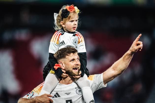 Fußball Herren UEFA-Fußball-Europameisterschaft 2024 MD1 Gruppe A Deutschland vs. Schottland 14.06.2024 Niclas Füllkrug ( 9, Deutschland) mit seiner Tochter nach dem Spiel München München Fußball Arena Bayern Deutschland