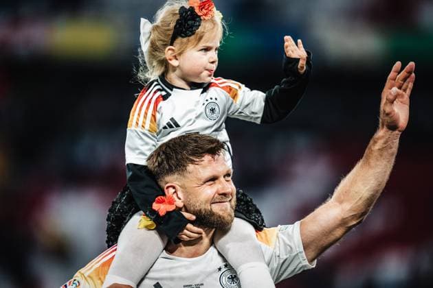 Fußball Herren UEFA-Fußball-Europameisterschaft 2024 MD1 Gruppe A Deutschland vs. Schottland 14.06.2024 Niclas Füllkrug ( 9, Deutschland) mit seiner Tochter nach dem Spiel München München Fußball Arena Bayern Deutschland