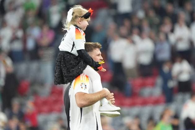 Niclas Füllkrug (Deutschland Germany, 09) hebt seine Tochter auf seine Schultern für die Ehrenrunde - München 14.06.2024: Deutschland vs. Schottland, EURO2024 Eröffnungsspiel, Gruppe A, EM-Arena München