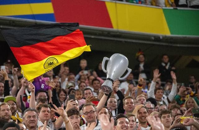Fussball, Herren, Saison 2023 24, Euro 2024 Gruppe A (1. Spieltag) in München, Deutschland - Schottland, Fans von Deutschland feiern nach Abpfiff mit einer Trophäe, 14.06. 2024, Copyright: xMatthiasxKochx