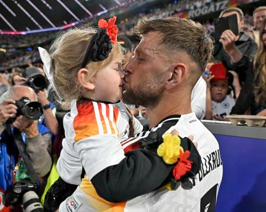 14.06.2024, Fussball UEFA EURO, EM, Europameisterschaft,Fussball 2024, Vorrunde, 1.Spieltag, Eröffnungsspiel Deutschland - Schottland, in der Fußball Arena München. Niclas Füllkrug (Deutschland) knutscht seine Tochter