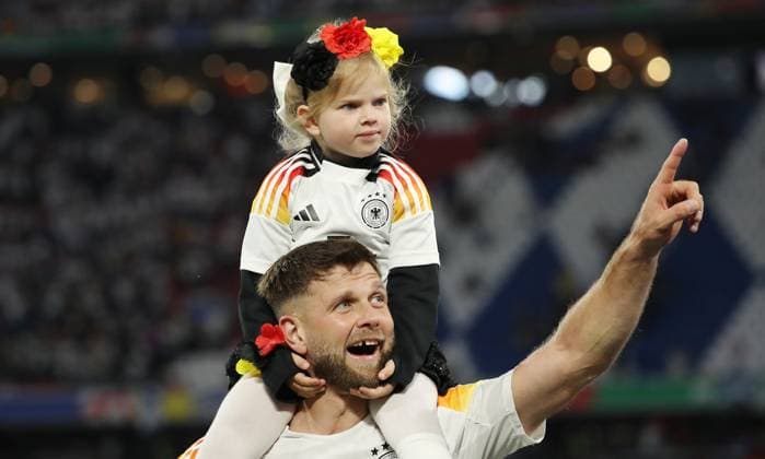 Deutsche Mannschaft feiert 5:1 Sieg, Niclas Füllkrug mit Tochter auf der Ehrenrunde Fußball Fussball Europameisterschaft Euro 2024 EM Herren Saison 2023 2024 14.06.2024 Deutschland GER vs. Schottland SCO DFL regulations prohibit any use of photographs as image sequences and or quasi-video.