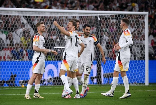 Jubel Maximilian Mittelstädt (Deutschland), Thomas Müller (Deutschland) mit Niclas Füllkrug (Deutschland), Ilkay Gündogan (Deutschland), v.li., der Treffer von Füllkrug wird anschliessend aber aberkannt 14.06.2024, Fussball Europameisterschaft 2024, Eröffnungsspiel, Vorrunde, 1. Spieltag Deutschland - Schottland Muenchen Allianz Arena Bayern Deutschland