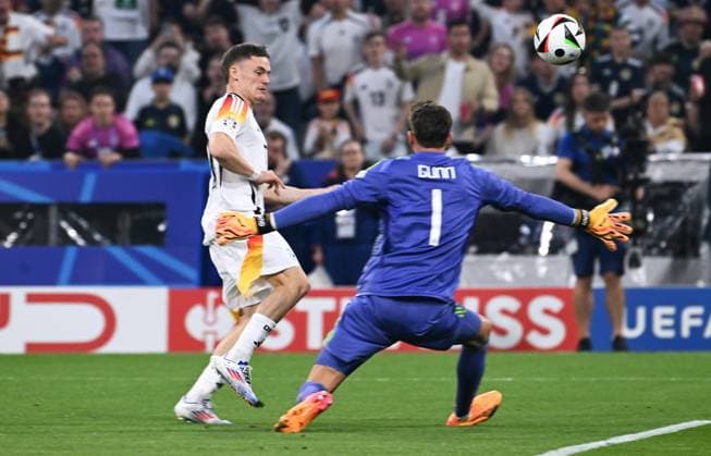 Fussball, Europameisterschaft, EURO 2024, Gruppe A, Allianz Arena München: Deutschland - Schottland; Florian Wirtz (GER), Angus Gunn (SCO). Aktion