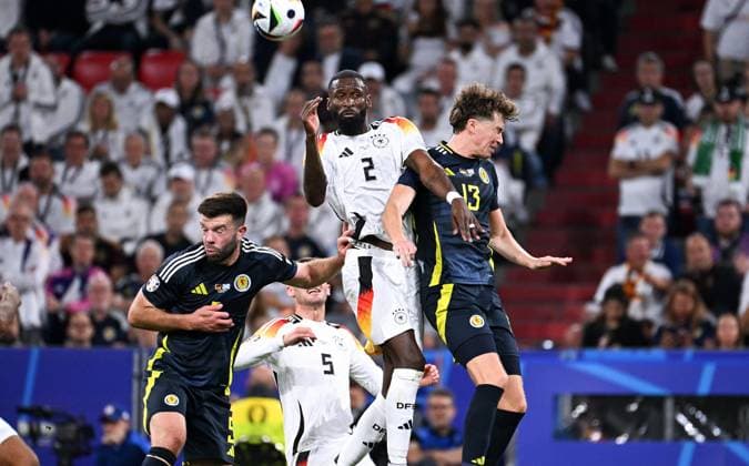 Fussball, Europameisterschaft, EURO 2024, Gruppe A, Allianz Arena München: Deutschland - Schottland 5:1; Antonio Rüdiger (GER), Jack Hendry (SCO). Aktion