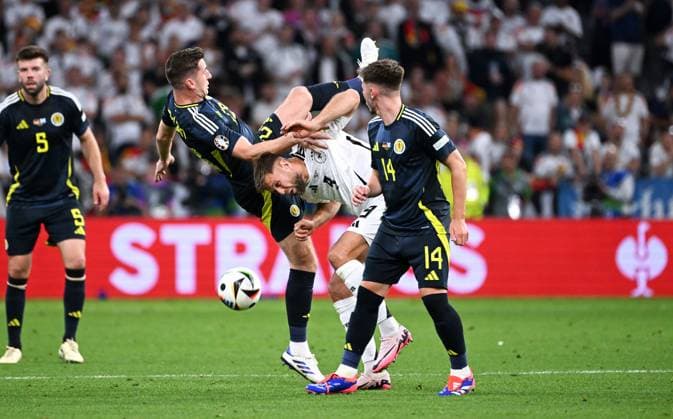Fussball, Europameisterschaft, EURO 2024, Gruppe A, Allianz Arena München: Deutschland - Schottland 5:1; Niklas Füllkrug (GER), Anthony Ralston (SCO). Aktion