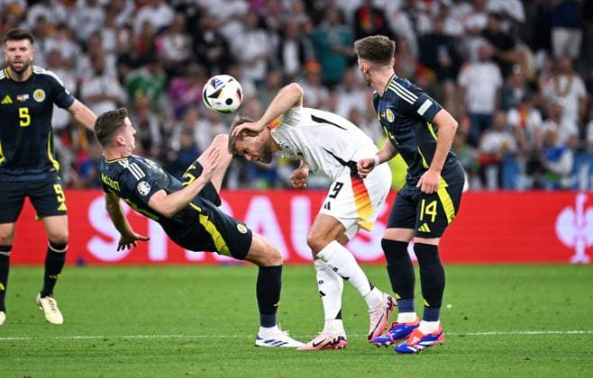 Fussball, Europameisterschaft, EURO 2024, Gruppe A, Allianz Arena München: Deutschland - Schottland 5:1; Niklas Füllkrug (GER), Anthony Ralston (SCO). Aktion