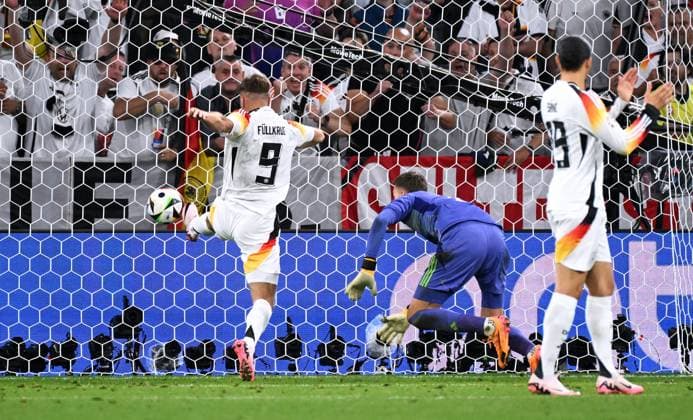 Fussball, Europameisterschaft, EURO 2024, Gruppe A, Allianz Arena München: Deutschland - Schottland 5:1; Niklas Füllkrug (GER) erzielt das vermeintliche Tor zum 5:1.
