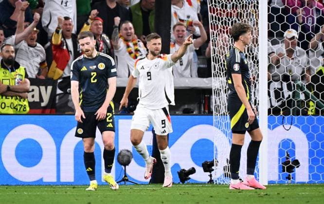Fussball, Europameisterschaft, EURO 2024, Gruppe A, Allianz Arena München: Deutschland - Schottland 5:1; Jubel Niklas Füllkrug (GER) nach dem vermeintlichen Tor zum 5:1. Jubel, Freude, Aktion.