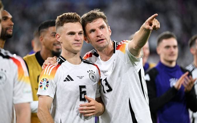 Fussball, Europameisterschaft, EURO 2024, Gruppe A, Allianz Arena München: Deutschland - Schottland 5:1; Joshua Kimmich (GER) und Thomas Müller (GER) nach Spielende. Jubel, Freude, Aktion.