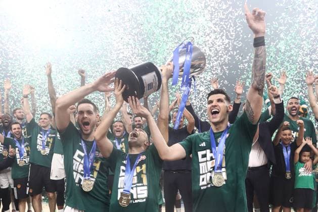 Sport Themen der Woche KW24 Sport Bilder des Tages Players of Panathinaikos AKTOR Athens celebrate with the trophy after winning the Greek Championship during the award ceremony of the Basket League finals game 5 basketball match between Panathinaikos AKTOR Athens and Olympiacos Piraeus held at OAKA Arena, in Athens Greece, 15 June 2024. IMAGO ONE INCH PRODUCTIONS ATHENS Greece Copyright: xOnexInchxProductionsx 6252074