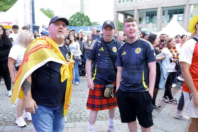 14.06.2024 Dortmund, Fanzone Friedensplatz, Übertragung Eröffnungsspiel UEFA EURO2024 Deutschland gegen Schottland, Endstand 5:1. Schottische Fans schauen entgeistert auf die Leinwand.