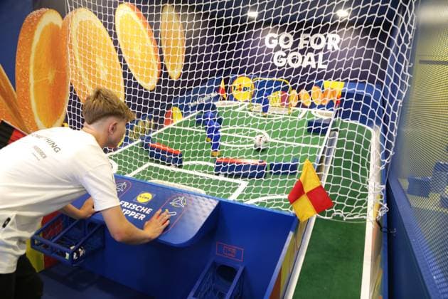 14.06.2024 Dortmund, Fanzone Friedensplatz, Übertragung Eröffnungsspiel UEFA EURO2024 Deutschland gegen Schottland, Endstand 5:1. Selber spieln macht auch Spaß. Hier an einem riesigen Flipper mit einem Fußball als Kugel.