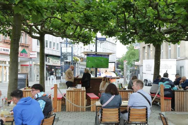 14.06.2024 Dortmund, Übertragung Eröffnungsspiel UEFA EURO2024 Deutschland gegen Schottland, Endstand 5:1. Viele Gaststätten haben Bildschirme aufgestellt, damit die Gäste die Spiele verfolgen können.