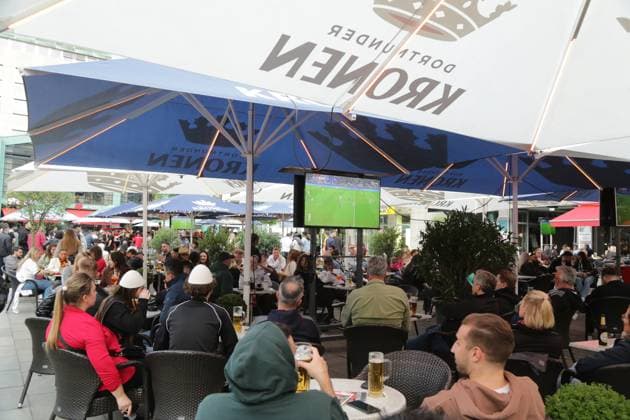 14.06.2024 Dortmund, Übertragung Eröffnungsspiel UEFA EURO2024 Deutschland gegen Schottland, Endstand 5:1. Viele Gaststätten haben Bildschirme aufgestellt, damit die Gäste die Spiele verfolgen können.