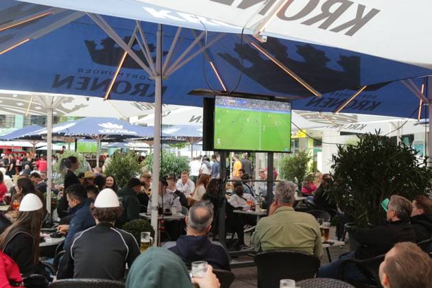 14.06.2024 Dortmund, Übertragung Eröffnungsspiel UEFA EURO2024 Deutschland gegen Schottland, Endstand 5:1. Viele Gaststätten haben Bildschirme aufgestellt, damit die Gäste die Spiele verfolgen können.