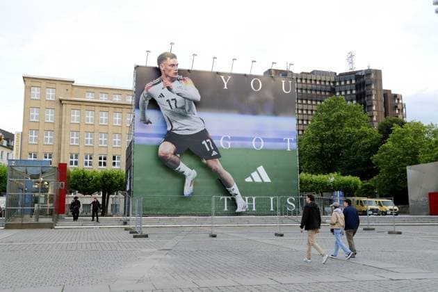 14.06.2024 Dortmund, Übertragung Eröffnungsspiel UEFA EURO2024 Deutschland gegen Schottland, Endstand 5:1. Auf dem Hansaplatz prangt ein riesiges Werbebanner des Torschützen Florian Wirtz.