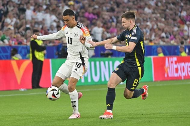 Bild zeigt: Ballannahme von Jamal Musiala (10, Deutschland), Joshua Kimmich (6, Deutschland), 14.06.2024, München, Fussball, Europameisterschaft, Deutschland - Schottland, EVENT REGULATIONS PROHIBIT ANY USE OF PHOTOGRAPHS AS IMAGE SEQUENCES AND OR QUASI-VIDEO.