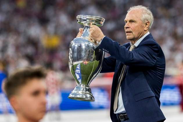 UEFA EURO 2024: Eröffnungsspiel Deutschland - Schottland; 14.06.2024 Bernard Dietz mit dem Pokal. UEFA EURO 2024: Eröffnungsspiel Deutschland - Schottland; Munich Football Arena, München am 14.06.2024 Copyright: xBEAUTIFULxSPORTS Wunderlx